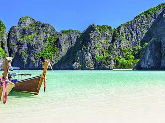 Boote am Strand von Thailand