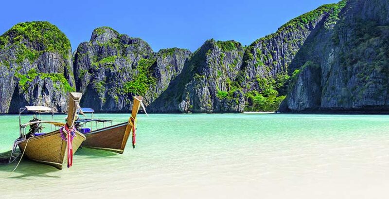 Boote am Strand von Thailand