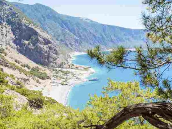 Blick auf Kiste mit Strand und Wasser auf der Agia Roumeli auf Kreta