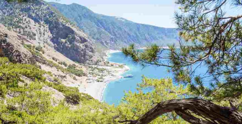 Blick auf Kiste mit Strand und Wasser auf der Agia Roumeli auf Kreta