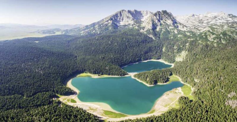 Montenegro von Oben mit Bergen, Wäldern und See