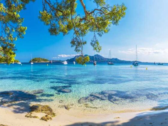 Sandstrand Blick auf das Meer und Boote am Playa de Formentor auf Mallorca
