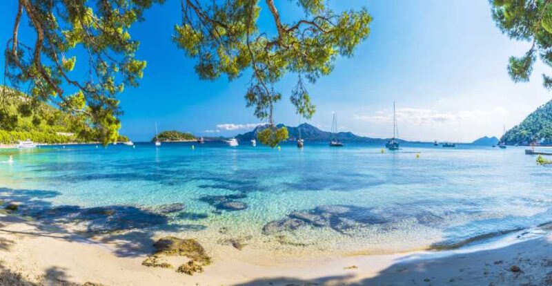 Sandstrand Blick auf das Meer und Boote am Playa de Formentor auf Mallorca
