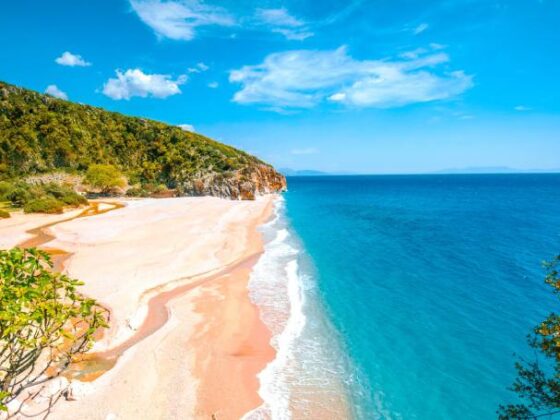 Strand von Gjipe mit Felsen in Albanien
