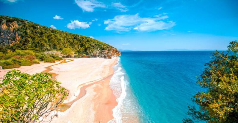 Strand von Gjipe mit Felsen in Albanien