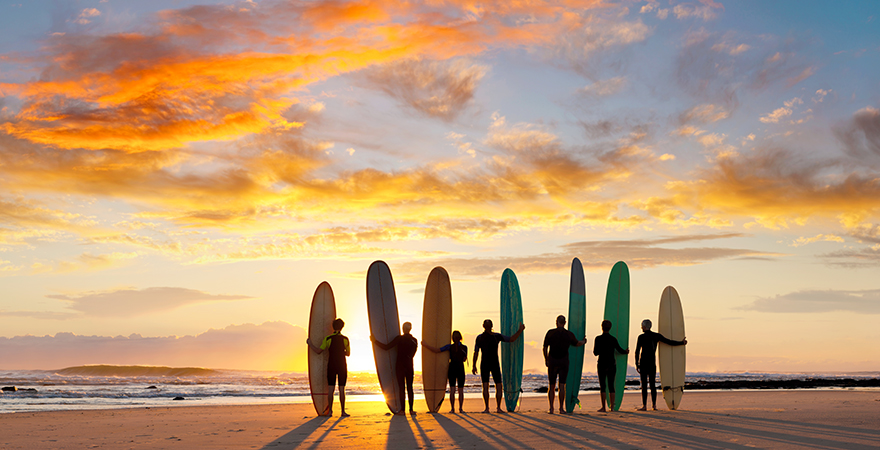 Surfer am Strand von Taghazout in Marokko