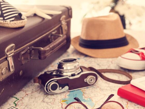 Koffer, Sonnenhut, Sonnenbrille, Kamera, Packliste Sommerurlaub