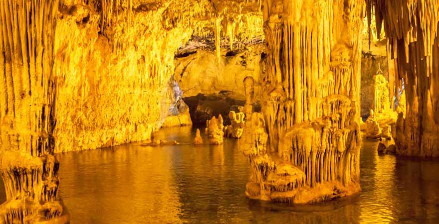 Neptungrotte auf Sardinien in Italien