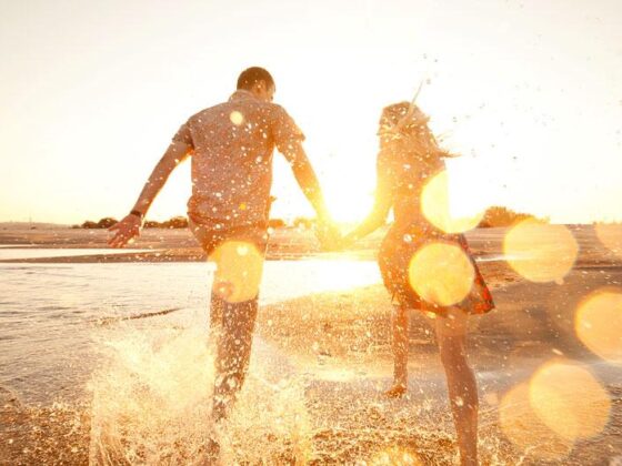 Paar am Strand zum Sonnenuntergang