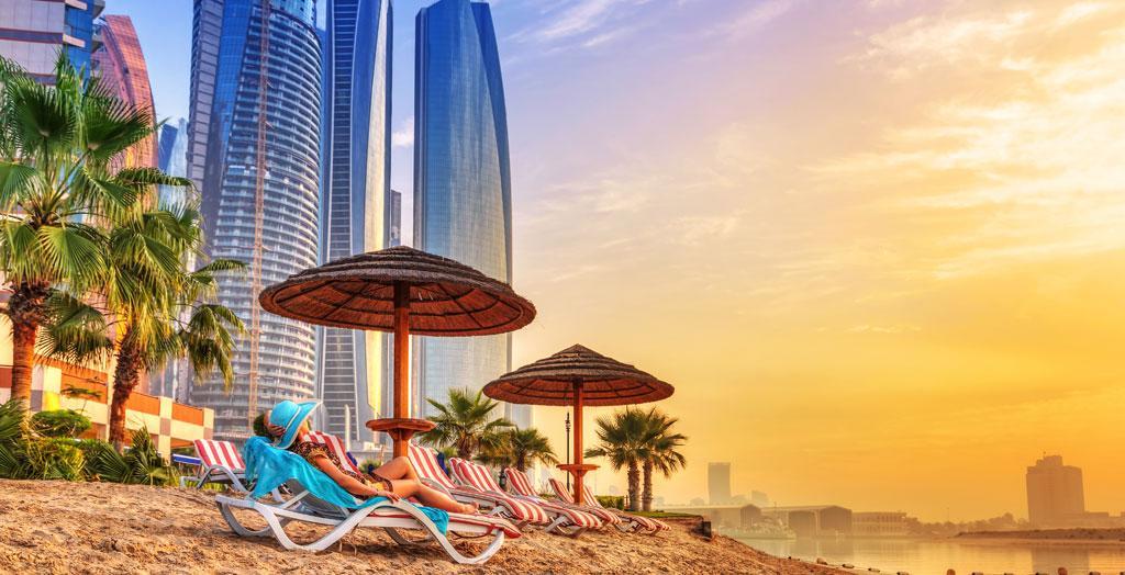 Frau am Strand auf der Insel Saadiyat am Persischen Golf in Abu Dhabi