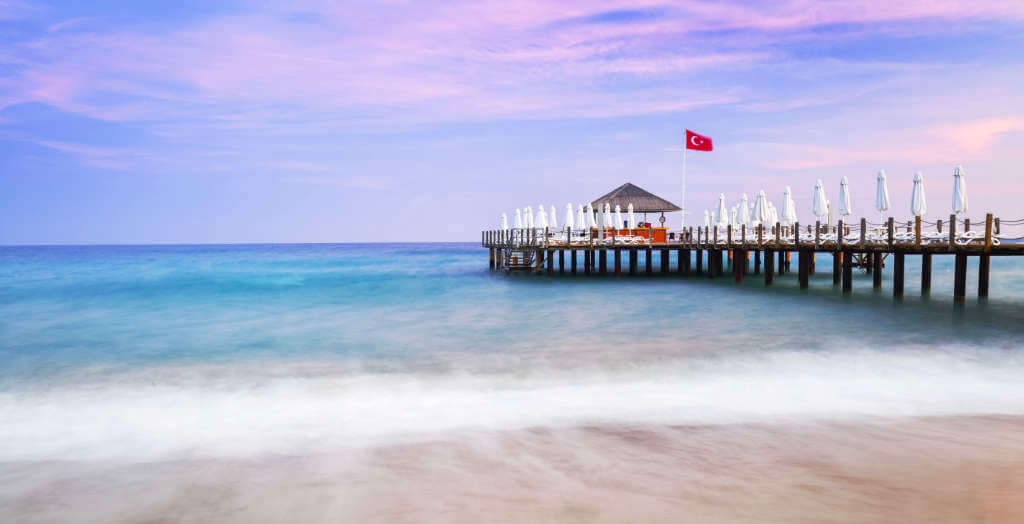 Badesteg am Strand von Side, Türkei
