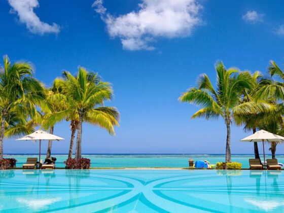 Tropisches Strandresort mit Pool und Palmen auf Mauritius
