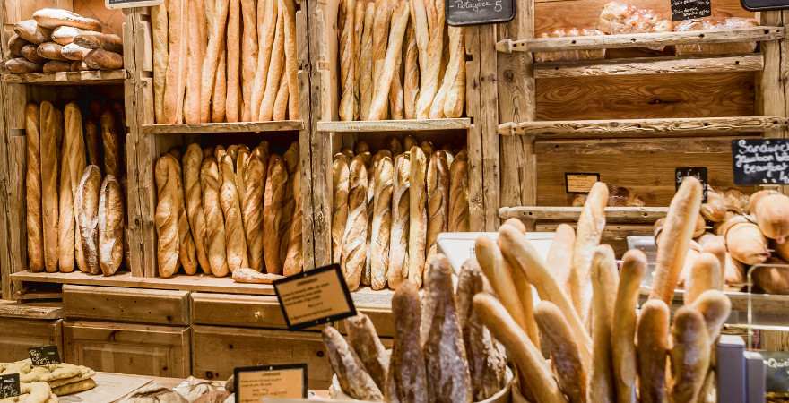 Knuspriges Baguette in einer französischen Bäckerei