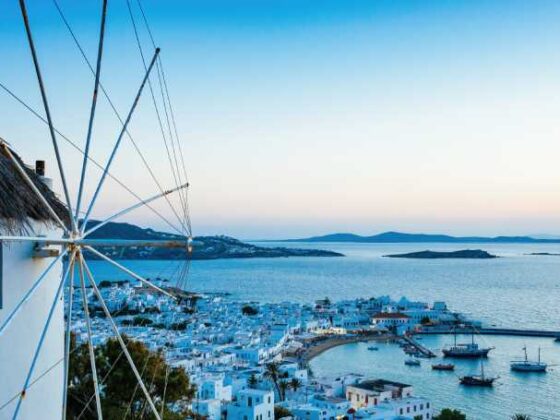 Mykonos skyline mit weisser mühle im vordergrund