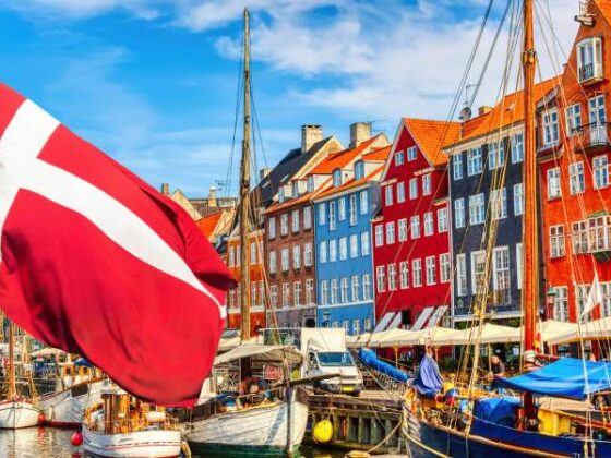 Bunte Häuser, Boote und Dänemarkflagge in Kopenhagen