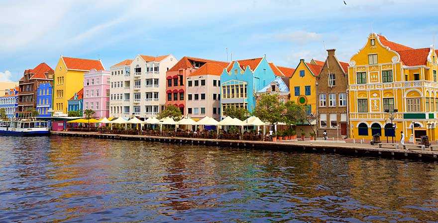 Bunte Häuserfassaden von Wasser aus in Willemstadt auf Curaçao
