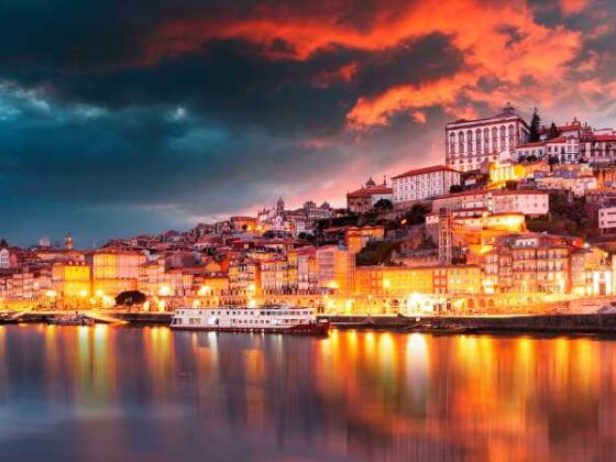 Porto Skyline vom Wasser aus in der Dämmerung
