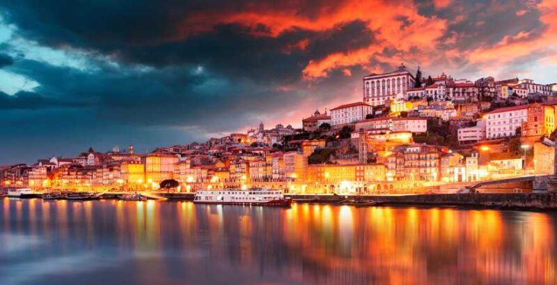 Porto Skyline vom Wasser aus in der Dämmerung