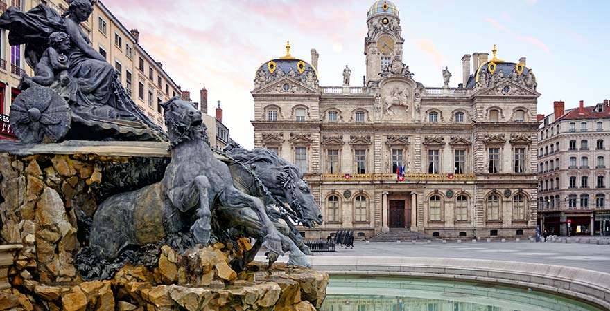 Fontaine Bartholdi und das Rathaus von Lyon am Place des Terreaux in Frankreich