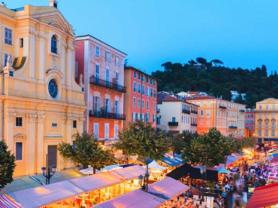 Cours Saleya mit Marktständen und Bunten Häusern