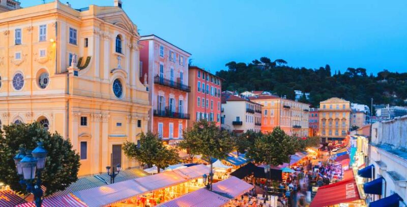 Cours Saleya mit Marktständen und Bunten Häusern