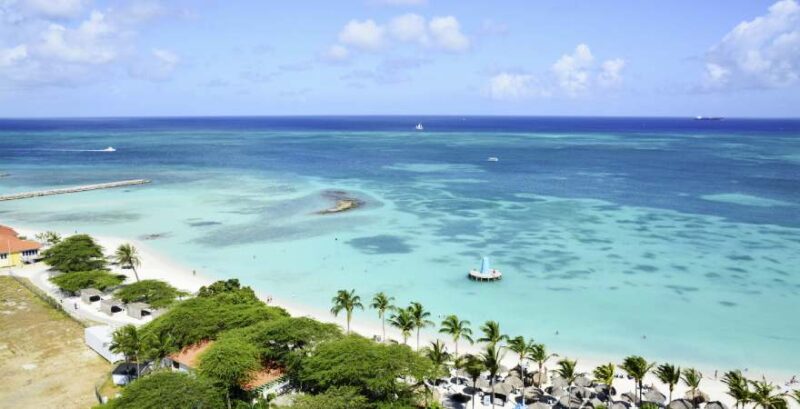 Strand auf Aruba mit Palmen und Blick aufs Meer