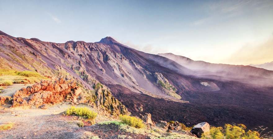 Vulkan Ätna auf Sizilien im Sonnenschein