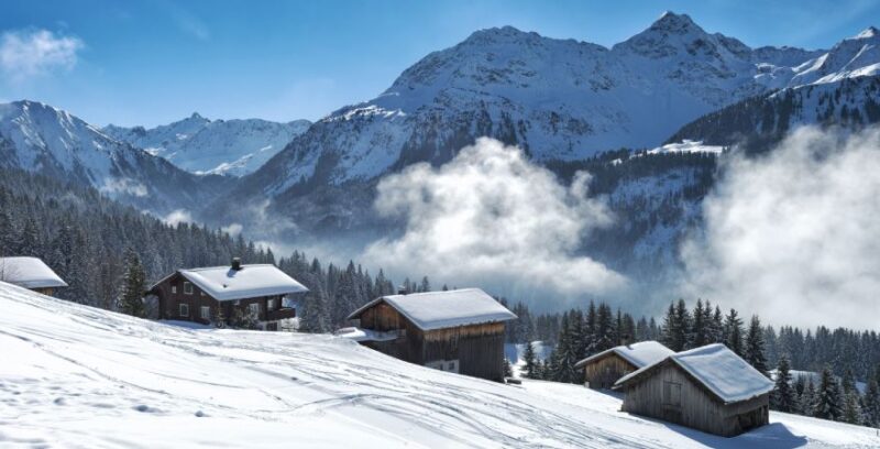 Skihütten im Schnee in den Alpen in Österreich