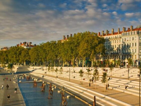 Promenade an der Rhone in Lyon im Sonnenschein