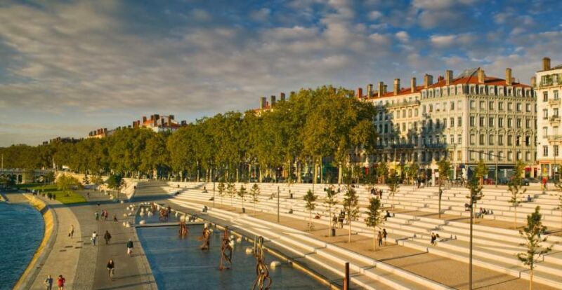 Promenade an der Rhone in Lyon im Sonnenschein
