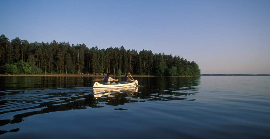 Zwei Menschen rudern in Boot auf Malar See in Schweden