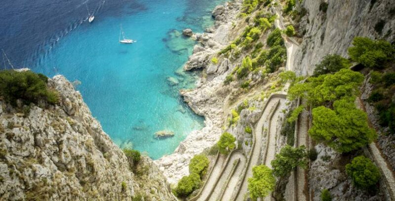 Bucht an Küste Capris von Oben