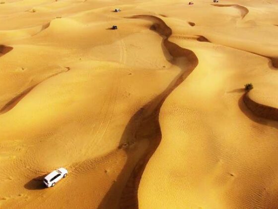 Autos in Wüste von Dubai von Oben