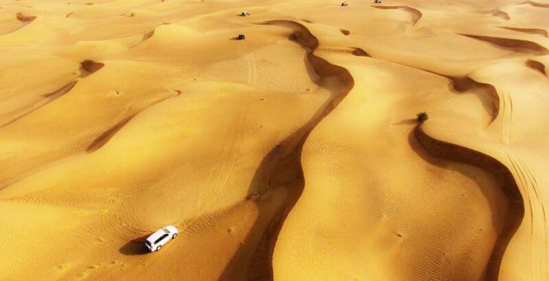 Autos in Wüste von Dubai von Oben