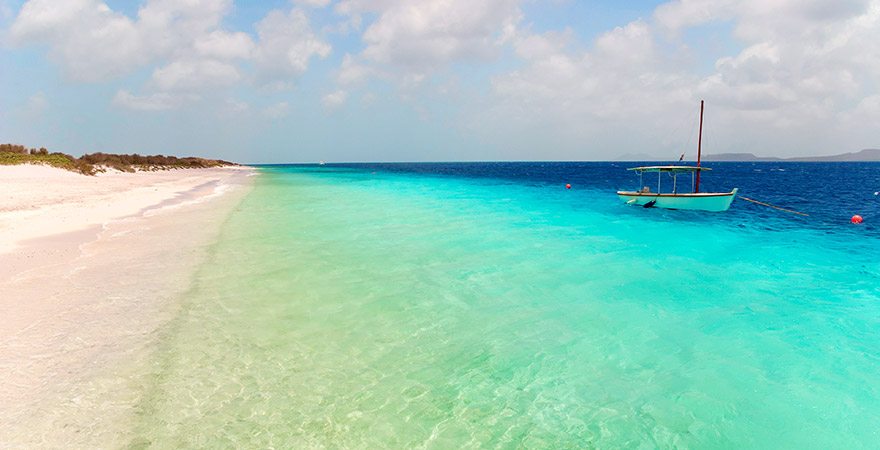 Strand auf Klein Bonaire mit Fischerboot