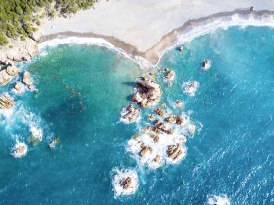 Luftaufnahme des erstaunlichen türkisfarbenen Strandes, Emerald Coast auf Sardinien Insel