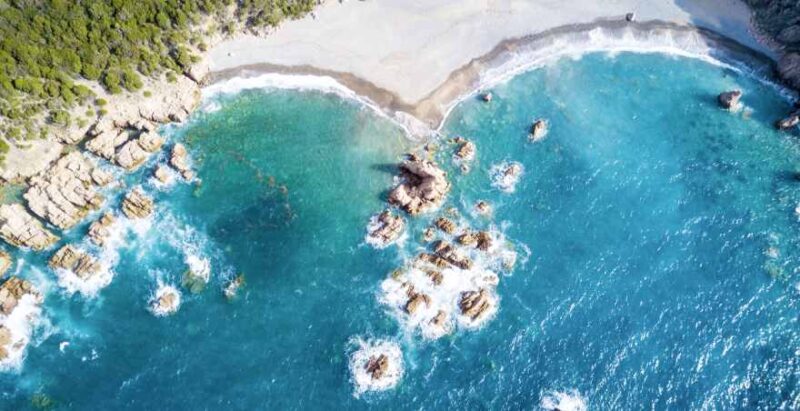 Luftaufnahme des erstaunlichen türkisfarbenen Strandes, Emerald Coast auf Sardinien Insel