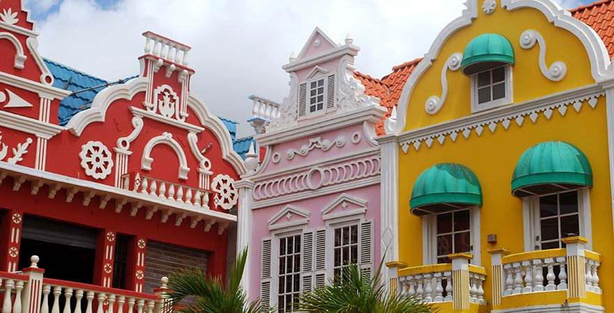 Bunte Hausfassaden in Oranjestad auf Aruba