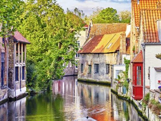 Fluss mit angrenzenden Häusern in Brügge, Belgien