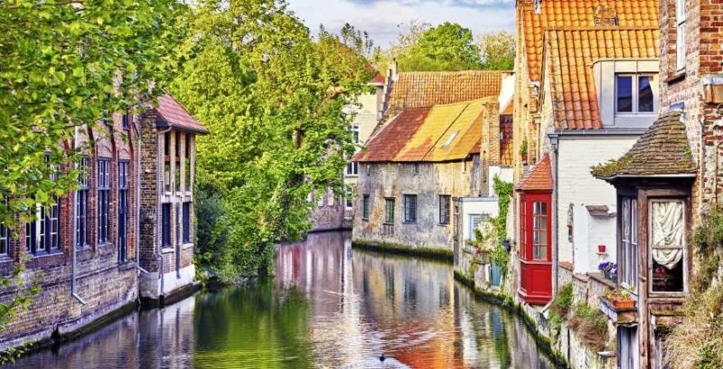 Fluss mit angrenzenden Häusern in Brügge, Belgien