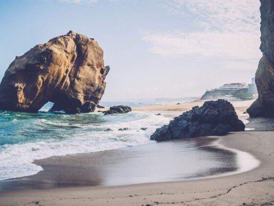 Beliebter Strand in Lissabon
