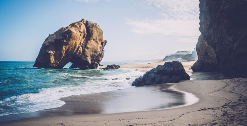 Beliebter Strand in Lissabon