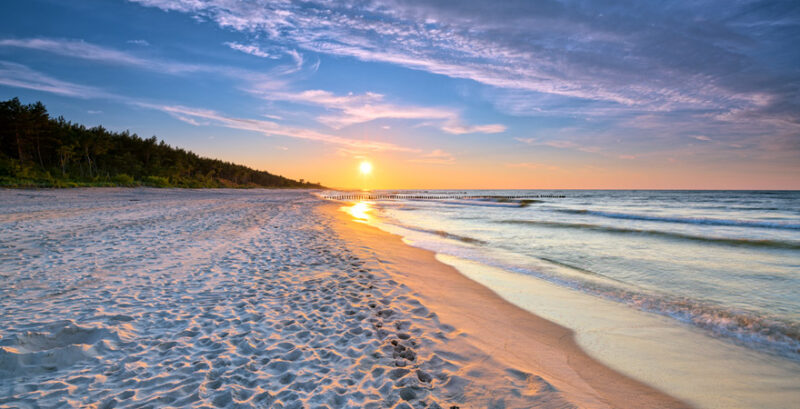 Strand mit Sonnenuntergang
