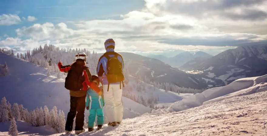 Familie mit Kindern in den Alpen
