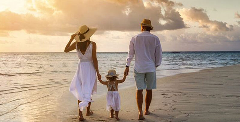 Familie mit Kind am Strand