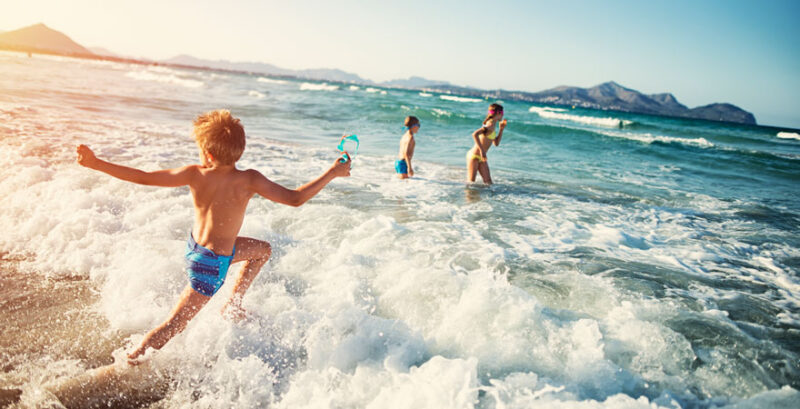 Kinder baden im Meer
