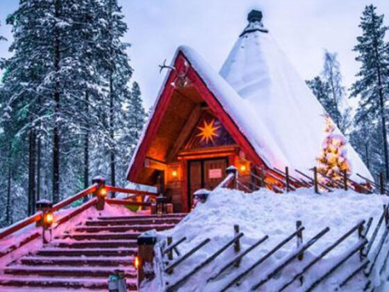 Verschneites Haus in Weihnachtsmanndorf Rovaniemi, Finnland