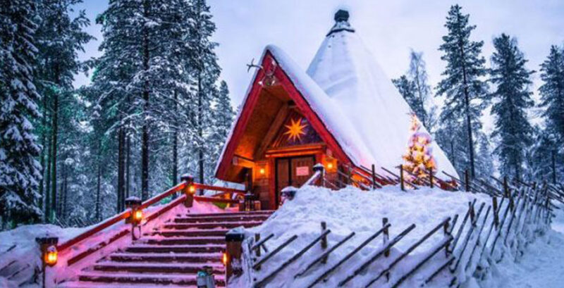 Verschneites Haus in Weihnachtsmanndorf Rovaniemi, Finnland