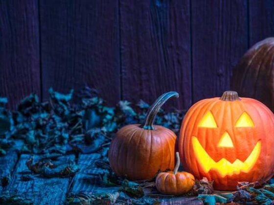 Halloween-Kürbis auf alter Holzveranda im Mondlicht
