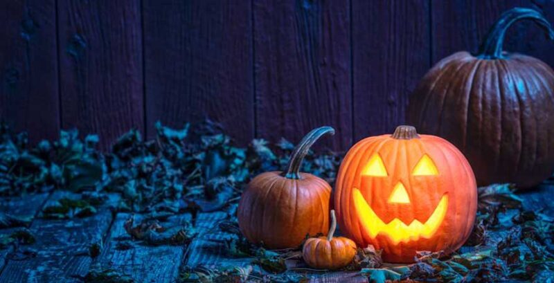 Halloween-Kürbis auf alter Holzveranda im Mondlicht